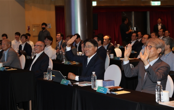 (왼쪽부터) 염재호 태재대 총장, 윌리엄 바넷 스탠퍼드대 교수, 최정우 포스코그룹 회장, 곽수근 서울대 명예교수가 24일 서울 포스코센터에서 기업시민 경영이념 선포 5주년을 기념해 개최한 ‘2023 포스코 기업시민 DAY’에서 포항, 광양 지역에서 영상으로 참석한 그룹사 임직원들과 인사를 하고 있다. 사진=포스코그룹