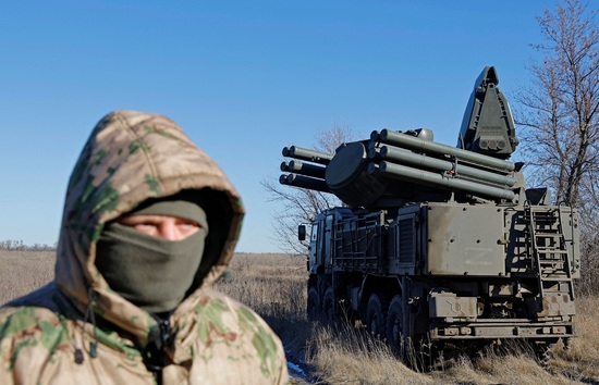 루한스크 지역에서 전투 임무를 수행 중인 판치르 대공 미사일 시스템 앞에 서 있는 러시아 군인. 사진=로이터