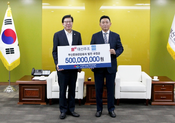 지난 25일 부산시청 7층 의전실에서 조우현 대선주조 사장(오른쪽)과 박형준 부산시장이 기념 촬영을 하고 있다. 사진=BN그룹.