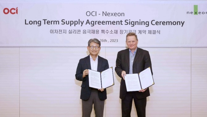 (왼쪽부터) 김유신 OCI 사장과 스콧 브라운 넥세온 최고경영자(CEO)가 실리콘 음극재 특수소재 장기 공급 계약 체결 기념사진을 촬영하고 있다. 사진=OCI