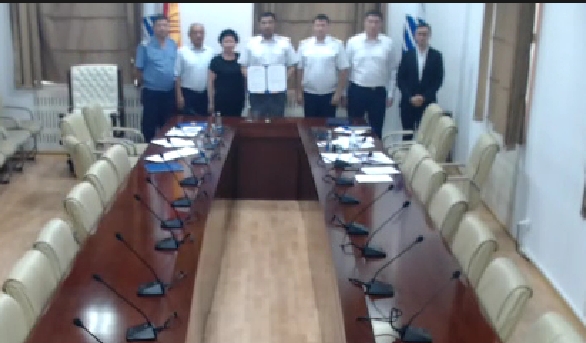 김한영(위쪽 사진 왼쪽에서 세 번째)국가철도공단 이사장이 사키예프 아자마트 압두카리모비치(가운데) 키르기스스탄 철도공사  사장과 화상회의 방식으로 MOU체결 이후 기념촬영을 하고 있다. 사진=국가철도공단