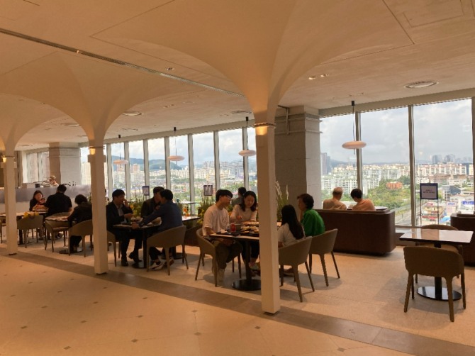 신세계 경기점 9층 테이스트가든에서 식사를 즐기고 있는 고객들의 모습이다. 사진=송수연 기자