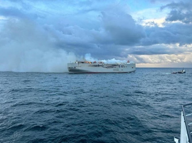 폭스바겐 차량 3000대를 실은 파나마 국적의 화물선이 네덜란드 해안에서 화재가 발생해 선원 1명이 숨졌다. 사진=로이터