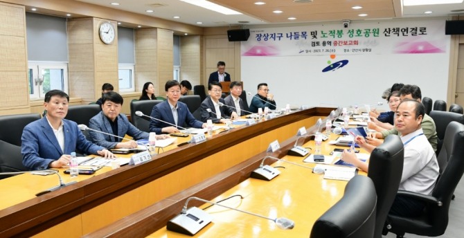 안산시는 지난 26일 안산시청 상황실에서 이 같은 내용을 논의하기 위한 ‘노적봉·성호공원 산책연결로 설치공사’ 중간보고회를 진행했다, 사진=안산시