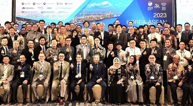  ‘2023 KOREA-ASEAN Maritime Week’에서 아세안 조선협단체, 바이어, 프로젝트 발주처, 참가기업 등 참석자들이 기념 촬영을 하고 있다.