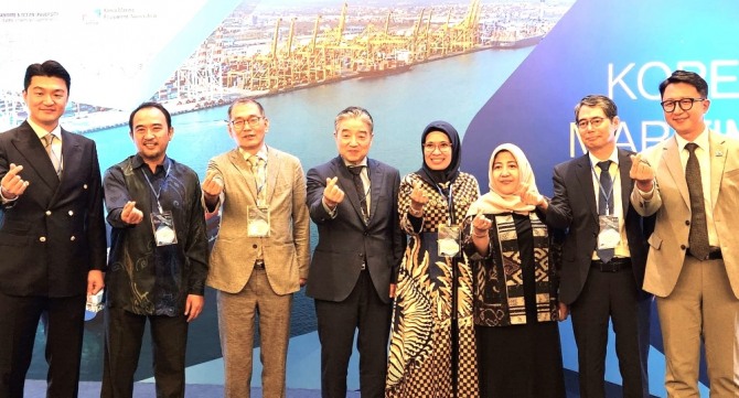  ‘2023 KOREA-ASEAN Maritime Week’에서 김준성 KOTRA 수라바야 무역관장(오른쪽에서 1번째)과 내빈들이 기념 촬영을 하고 있다. (왼쪽부터 김효규 GMEA팀장, 아흐마드 임란 MOGSC 이사, 오진석 해양대학교 위원장, 나영우 GMEA 이사장, 노비 와리우루 BOSA 협회장, 디야 에르마와티 동부자바투자청장, 문영주 발리총영사)