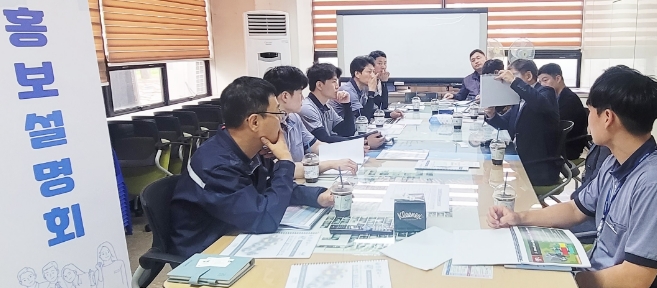태안발전본부 수요 부서와 참여사가 상담 중인 모습