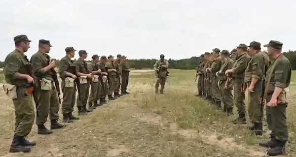 벨라루스 국방부가 보엔(Voen)TV를 통해 14일 공개한 영상의 일부. 바그너 그룹 출신 교관(가운데)가 병사들을 교육하고 있다. 사진=AP통신·뉴시스