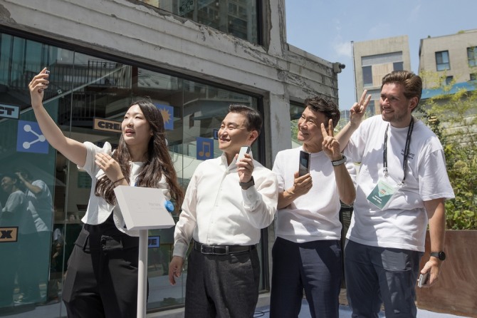 서울 성동구에 위치한 갤럭시 스튜디오 '서울 성수' 오픈 행사 사진. 왼쪽부터 조아라 갤럭시 대학생 서포터즈, 삼성전자 MX사업부장 노태문 사장, 삼성전자 한국총괄 강봉구 부사장, 케빈 빈(Kevin Wien) 삼성 멤버스 스타즈. 사진=삼성전자