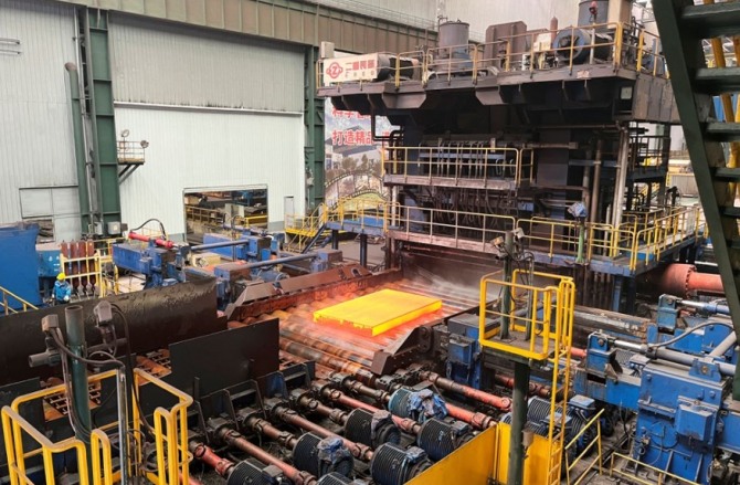 중국 후베이성 어저우에 있는 바오우그룹 제철소에서 강철 빌릿이 생산되고 있다. 사진=로이터