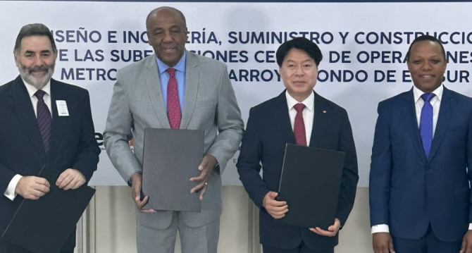이현찬(왼쪽에서 세 번쨰) 신성장&해외사업본부장이 지난 1일  도미니카 공화국 배전변전소 건설사업 계약을 체결하고 있다. 사진=한국전력