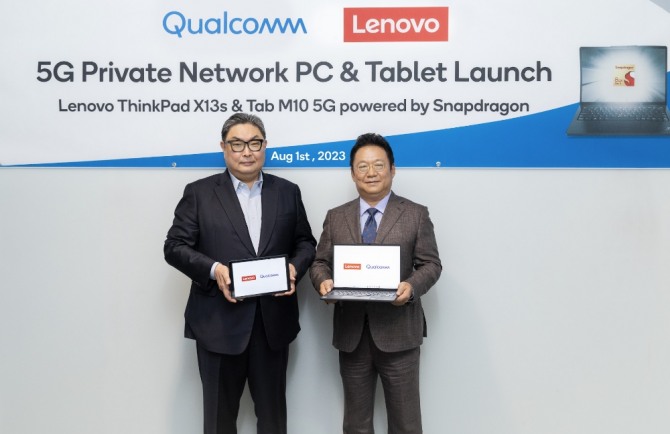 한국레노버가 퀄컴 스냅드래곤을 탑재한 이음 5G 전용 씽크패드 X13s 와 탭 M10 5G를 출시한다. 권오형 퀄컴 본사 수석 부사장 겸 아태지역 총괄 사장 (왼쪽)이 한국레노버 신규식 대표(오른쪽)과 제품 출시를 기념해 촬영하고 있다. 사진=퀄컴코리아
