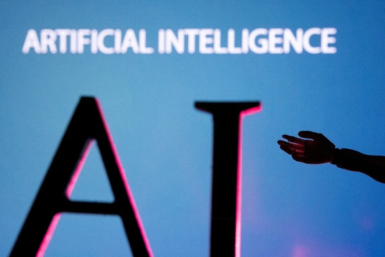 AI(인공지능) 문자와 로봇 손 미니어처 이미지. 사진=로이터