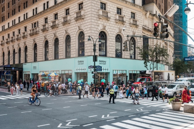 삼성전자의 신제품을 만나볼 수 있는 미국 뉴욕 맨해튼 34번가 헤럴드 타워에 위치한 갤럭시 익스피리언스 스페이스’ 사진=삼성전자