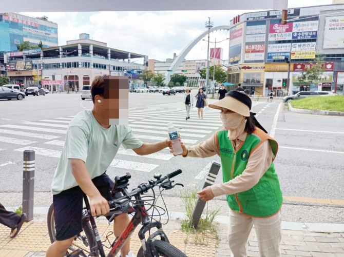 광주 광산구 수완동 자율방재단(단장 박병기)이 지난 4일 수완 국민은행 사거리에서 생수 나눔 캠페인을 진행했다. 사진=광주광산구청