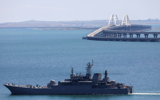 지난달 17일 크림반도 케르치 해협을 가로질러 자동차를 수송하기 위해 배치된 러시아 해군 상륙함이 우크라이나의 공격으로 손상돼 크림대교 근처로 견인되고 있다. 사진=로이터