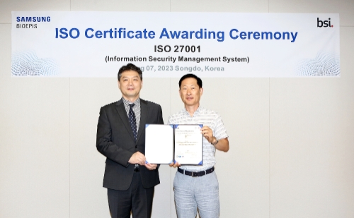 왼쪽부터 임성환 BSI 코리아 임성환 대표와 고한승 삼성바이오에피스 고한승 사장은 7일 삼성바이오에피스 송도 사옥에서 열린 ISO 27001 인증서 수여식에참석하여 기념 사진을 촬영하고 있다. 사진=삼성바이오에피스