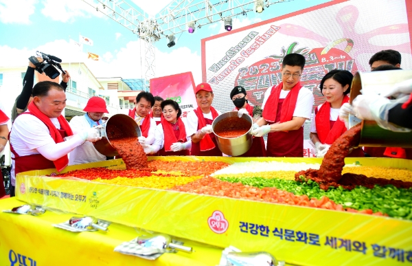 ‘2023 화천 토마토축제’에서 오뚜기가 후원한 ‘천인의 파스타 행사’가 진행되고 있다. 사진=오뚜기