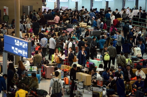 지난 2016년 9월 인천국제공항 출국장 탑승 수속 카운터 앞에 한국관광을 마치고 돌아가는 중국인 관광객들이 줄지어 서 있다. /사진=뉴시스 