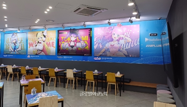 애니플러스샵 홀로라이브 4기 테마 카페의 벽면. 왼쪽부터 아마네 카나타·츠노마키 와타메·토코야미 토와·히메모리 루나. 사진=이원용 기자