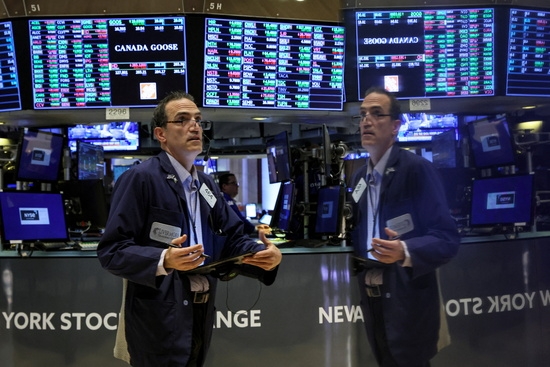 미국 뉴욕의 뉴욕증권거래소(NYSE)에서 트레이더들이 일하는 모습. 사진=로이터