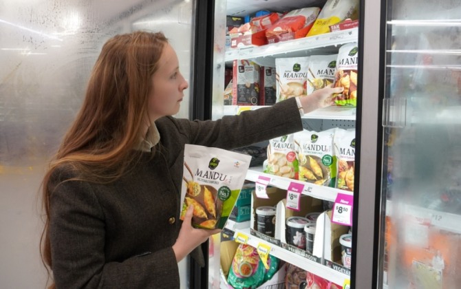 호주 최대 대형마트 체인인 울워스(Woolworths)의 한 매장에서 현지 소비자가 비비고 만두를 구매하고 있다. 사진=CJ제일제당