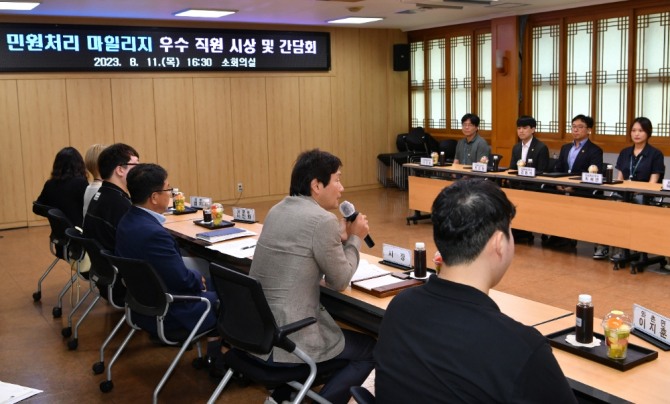 경산시는 시민 목소리를 좀 더 가까이서 듣기 위해 민원처리 마일리지 우수 직원들을 시상하고 읍면동 민원담당 직원들과 간담회도 가졌다. 사진=경산시