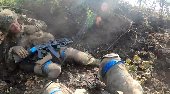 지난달 28일에 공개된 소셜 미디어 비디오에서 얻은 이 스크린샷에서 우크라이나 바흐무트 근처의 총격 속에서 우크라이나 군인들이 숲이 우거진 지역을 엄호하고 있다. 사진=로이터