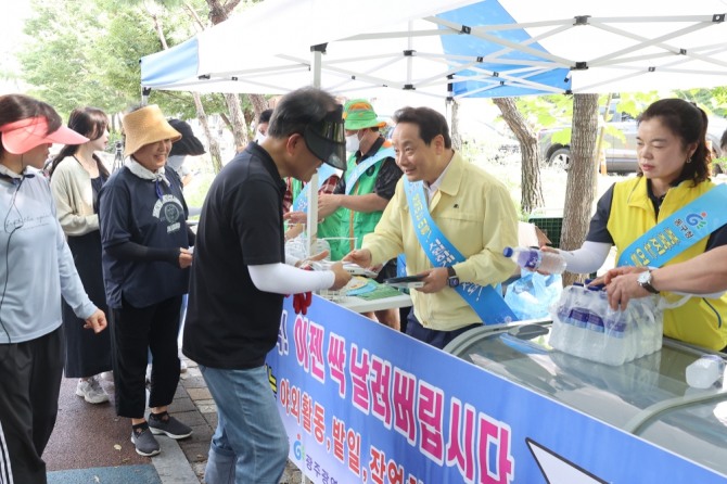 광주 동구(임택 청장)가 연일 폭염이 기승을 부리는 가운데 여름철 온열질환 사고 예방을 위해 생수 등 폭염 대비 물품 나눔 행사를 꾸준히 시행하고 있어 눈길을 끌고 있다. 사진=광주 동구청