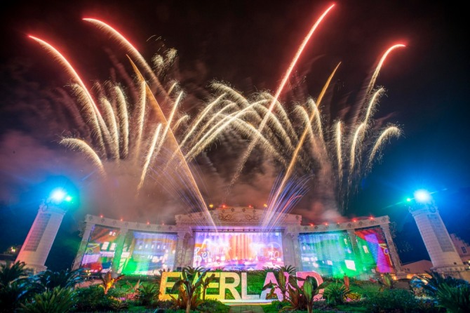 에버랜드 멀티미디어 불꽃쇼  /사진=삼성물산