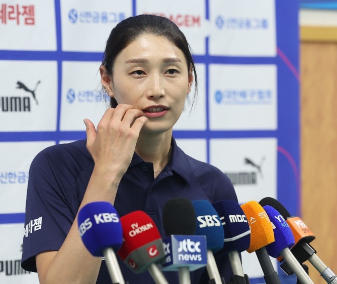 김연경 강경대응 소식이 16일 전해졌다. 김연경 소속사 라이언앳은 이날 입장문을 내고 일부 매체의 악의적 보도와 관련해 강경대응을 예고했다. 사진은 훈련 전 기자회견하는 김연경. 사진=연합뉴스