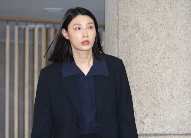 김연경 강경대응 소식이 16일 전해졌다. 사진은 지난 10일 서울 방이동 올림픽파크텔에서 열린 IOC 선수위원 한국 후보 선정 1차 관문(대한체육회 평가위원회) 면접 대기실로 들어가고 있는 김연경. 사진=연합뉴스