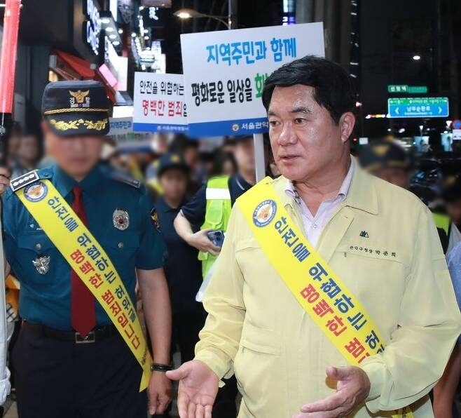 대낮 서울 신림동 한 공원에서 여성이 성폭행 당하고 무자비하게 맞은 사건이 17일 발생했다. 30대 남성이 현행범 체포됐는데 피해자는 현재 의식불명 상태다. 사진은 대낮 신림동 공원 성폭행사건과 관련 없는 기사의 이해를 돕기 위한 자료사진. 지난 8일 신림역 일대를 합동순찰하고 있는 박준희 관악구청장. 사진=관악구청