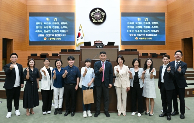 박환희 서울시의회 운영위원장(오른쪽 여섯번째)과 '서울ESG의원콜로키움' 참여한 자치구의회 의원들이 기념사진을 찍고 있다.