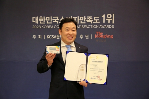 유유제약 우승표 본부장이 포모라인 6년 연속 소비자만족도 1위 수상 기념촬영을 진행했다. 사진=유유제약