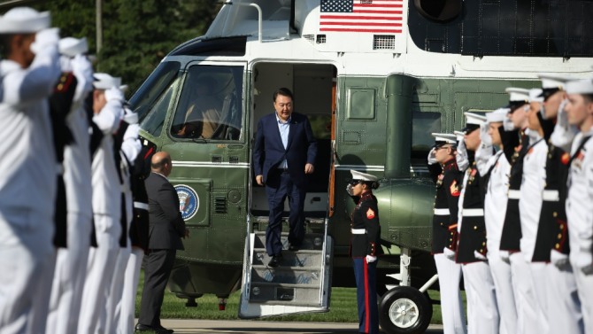 윤석열 대통령이 18일(현지시간) 메릴랜드주에 위치한 미국 대통령 별장 캠프 데이비드에 도착해 헬리콥터에서 내려 이동하고 있다.. 사진=뉴시스