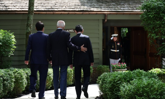 윤석열 대통령과 조 바이든 미국 대통령, 기시다 후미오 일본 총리가 18일(현지시간) 워싱턴DC 인근 미국 대통령 별장인 캠프 데이비드에서 한미일 정상회의를 위해 로렐 로지로 향하고 있다. 사진=연합뉴스