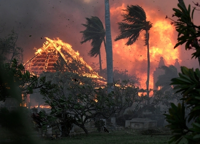 미국 하와이주 마우이섬에 대형 산불이 발생하면서 현지 건물이 불길에 휩싸이고 있다. 사진=AP연합뉴스