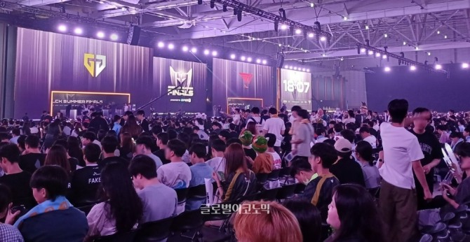 2023 LCK 서머 스플릿 결승전 경기장에 관람객들이 빼곡히 들어찼다. 사진=이원용 기자