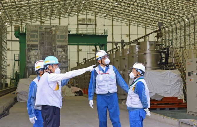 기시다 후미오 일본 총리(왼쪽 세번째)가 20일 오염수(일본 정부 명칭 '처리수') 해양방류를 앞둔 20일 후쿠시마 제1원자력발전소를 방문, 설명듣고 있다. 사진=연합