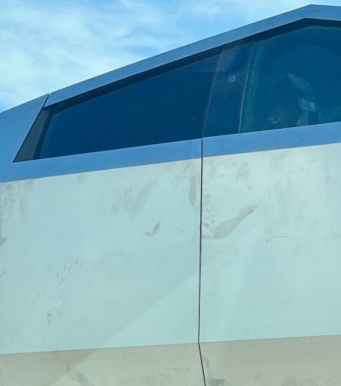 사이버트럭 동호회에서 최근 소셜미디어에 올린 사이버트럭의 얼룩진 강철 합금 차체. 사진=X