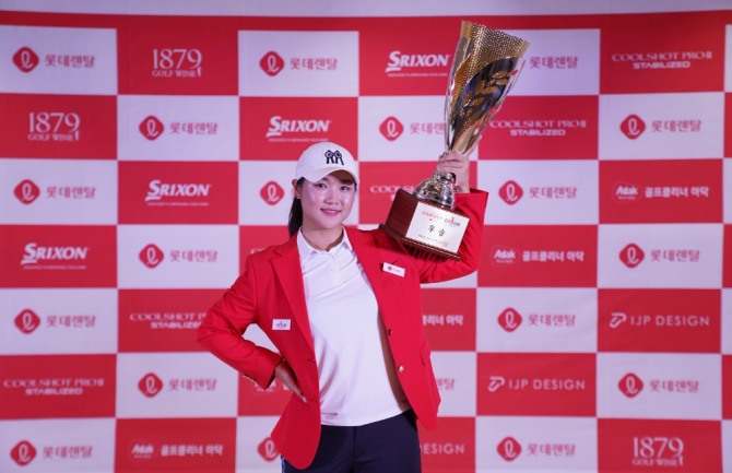 지난 20일 대전 골프존 조이마루에서 열린 ‘2023 롯데렌탈 롯데렌터카 GTOUR WOMEN’S’ 5차 결선 시상식에서 우승자 조예진이 우승 세레머니를 하고 있다. 사진=골프존