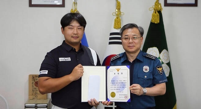 이하늘 마약사범 검거 소식이 전해졌다. 이하늘(왼쪽)이 21일 경기 용인 동부경찰서로부터 표창장을 수여받고 있다. 사진=KPGA