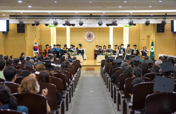 대구사이버대학교는 지난 19일 대구대학교 경산캠퍼스 성산홀에서 2022학년도 후기 학위수여식을 갖고 학사 388명, 석사 24명을 배출했다. 사진=대구사이버대