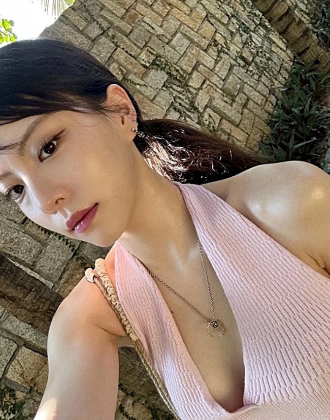 이열음 한재림 감독 열애설 관련해 21일 각종 매체에서 보도가 쏟아지면서 이열음에게 세간의 관심이 집중됐다. 이열음이 과거 자신의 인스타그램에서 공개한 비키니·일상 사진이 이날 온라인 커뮤니티에도 확산, 네티즌 댓글이 달리면서 주목받고 있다. 이열음 한재림 감독 나이는 21살차다. 이열음은 20살 연상 한재림 감독과 세편의 작품을 함께했다. 사진은 이열음 일상 사진. 사진=이열음 인스타그램