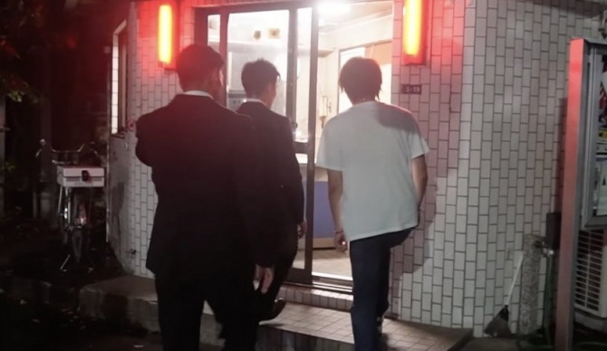 DJ소다 성추행 가해자 2명이 유튜버와 함께 경찰서에 출두하는 장면. 사진=유튜브 三崎優太 青汁王子 채널 【顔出し謝罪】DJ SODA性被害の犯人を警察に出頭させました의 한 장면