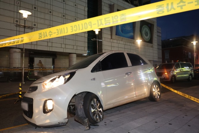 지난 3일 오후 경기 성남시 분당구 서현역 인근 백화점에서 발생한 묻지마 흉기 난동 사건에 앞서 용의자가 경차를 몰고 인도로 돌진해 보행자들을 들이받는 사고를 내 4명이 부상을 입은 것으로 확인됐다. 사진=연합뉴스.