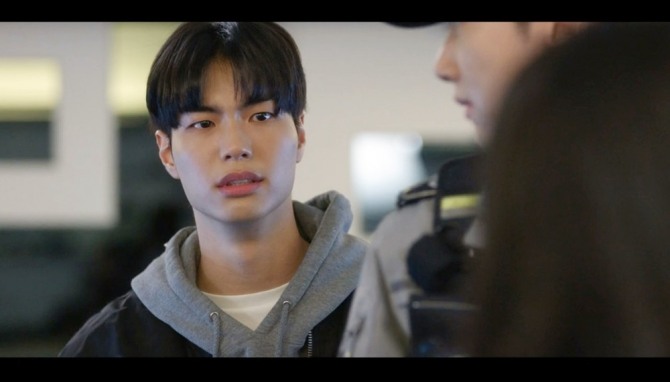 배우 김선빈이 신인답지 않은 아우라로 '남남'에서 강렬한 인상을 남겼다. 김선빈은 22일 마지막회(최종회)를 끝으로 막을 내린 ENA 드라마 '남남'(극본 민선애·연출 이민우)에서 백건 역으로 등장했다. 사진은 최종화로 종영된 ENA 드라마 '남남' 김선빈 모습 캡처. 사진=ENA