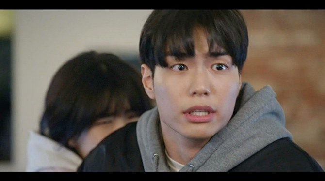 배우 김선빈이 신인답지 않은 아우라로 '남남'에서 강렬한 인상을 남겼다. 김선빈은 22일 마지막회(최종회)를 끝으로 막을 내린 ENA 드라마 '남남'(극본 민선애·연출 이민우)에서 백건 역으로 등장했다. 사진은 최종화로 종영된 ENA 드라마 '남남' 속 김선빈 모습 캡처. 사진=ENA