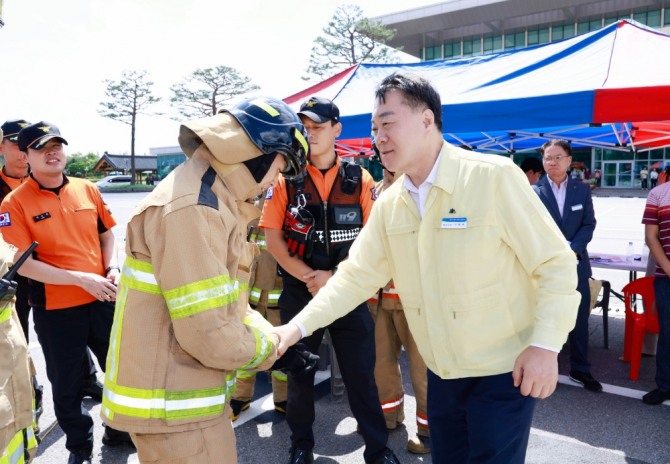 구복규 화순군수(오른쪽)가 을지연습 현장훈련에 참관하여 상황별 질의 후 훈련 요원을 격려하고 있다.사진=화순군